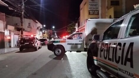 homem-e-morto-a-tiros-por-dupla-em-moto-ao-estacionar-carro-em-frente-a-escola-em-fortaleza