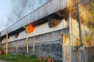 incendio-atinge-fabrica-de-velas-em-fortaleza-e-deixa-duas-pessoas-feridas
