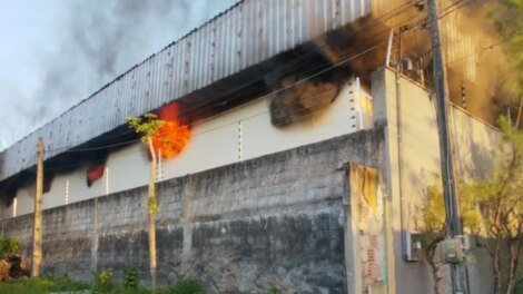 incendio-atinge-fabrica-de-velas-em-fortaleza-e-deixa-duas-pessoas-feridas