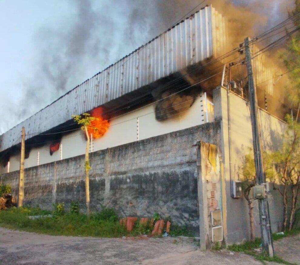 incendio-atinge-fabrica-de-velas-em-fortaleza-e-deixa-duas-pessoas-feridas