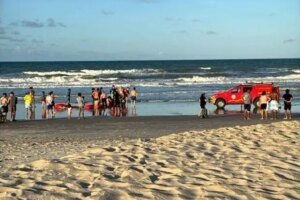 paramotor-cai-e-deixa-dois-feridos-na-praia-do-futuro,-em-fortaleza