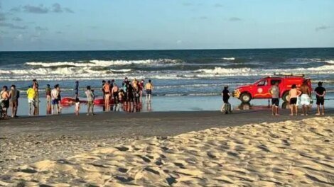 paramotor-cai-e-deixa-dois-feridos-na-praia-do-futuro,-em-fortaleza