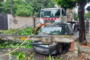 chuva-causa-queda-de-arvore-e-poste-no-meireles,-em-fortaleza;-carro-foi-atingido