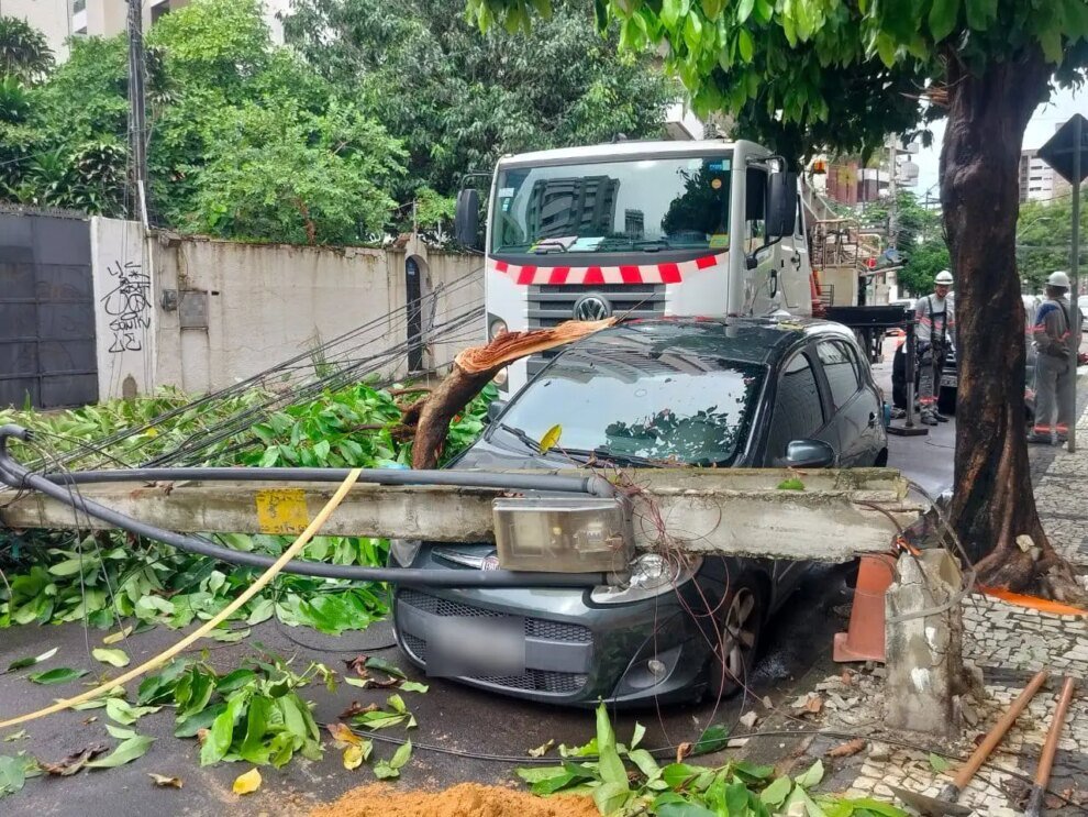 chuva-causa-queda-de-arvore-e-poste-no-meireles,-em-fortaleza;-carro-foi-atingido