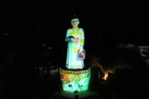 estatua-do-padre-cicero-recebe-projecao-com-arte-de-espedito-seleiro-em-juazeiro-do-norte