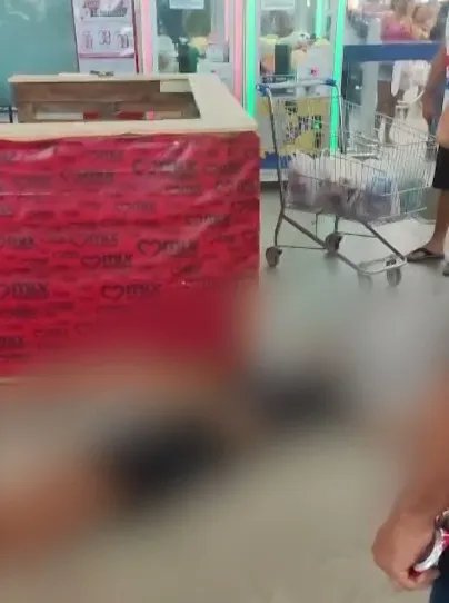 homem-com-tornozeleira-e-morto-a-tiros-ao-sair-de-supermercado-com-a-esposa,-em-fortaleza