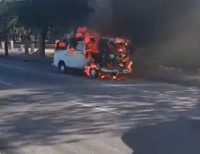 incendio-em-veiculo-de-confeccao-mobiliza-corpo-de-bombeiros-no-bairro-maraponga