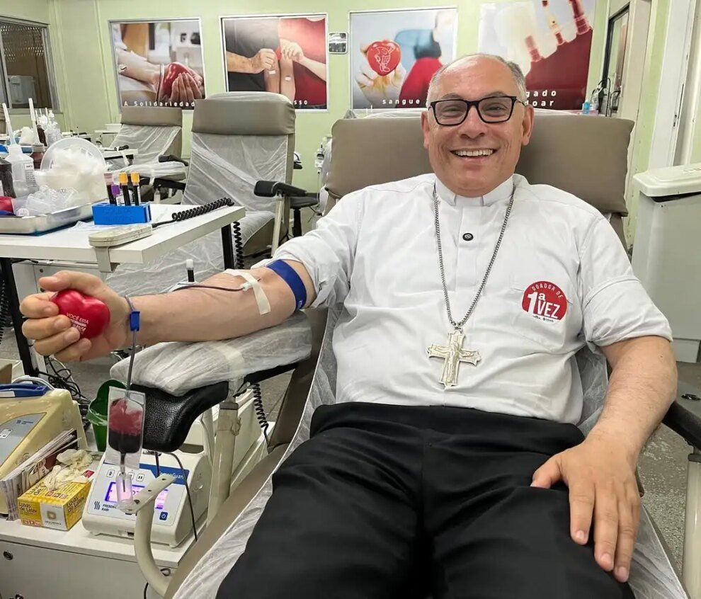 dom-gregorio-paixao-faz-doacao-sangue-em-campanha-solidaria-da-arquidiocese-de-fortaleza