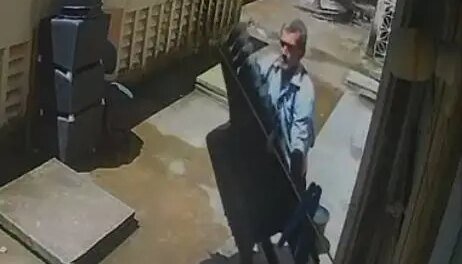 idoso-furta-pilha-de-10-cadeiras-em-centro-comercial-de-messejana,-em-fortaleza