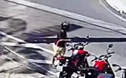 homem-destrava-moto-e-furta-veiculo-em-questao-de-segundos-em-fortaleza