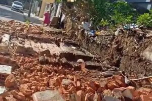 muro-desaba-em-terreno-abandonado-em-fortaleza-e-por-pouco-nao-atinge-pedestre