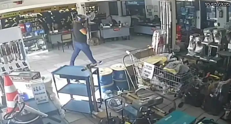 criminosos-assaltam-loja-de-ferragens-na-av.-aguanambi,-em-fortaleza