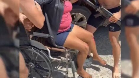 pms-se-jogam-em-canal,-salvam-mulher-e-resgatam-moto-em-limoeiro-do-norte