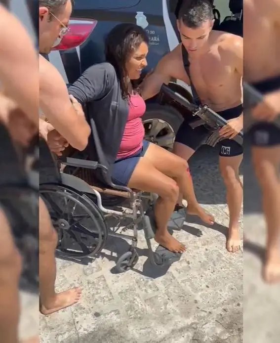 pms-se-jogam-em-canal,-salvam-mulher-e-resgatam-moto-em-limoeiro-do-norte