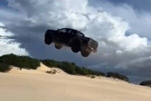 carro-“voa”-apos-subir-duna-em-canoa-quebrada-e-fica-danificado-na-queda