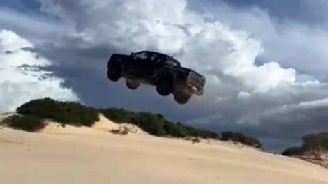 carro-“voa”-apos-subir-duna-em-canoa-quebrada-e-fica-danificado-na-queda