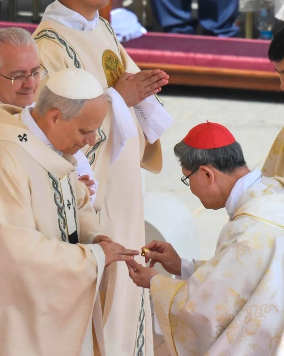 papa-leao-xiv-recebe-o-palio-e-o-anel-do-pescador-em-missa-solene-no-vaticano