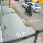 motociclista-sofre-acidente-ao-trafegar-por-ciclofaixa-no-bairro-joquei-clube,-em-fortaleza