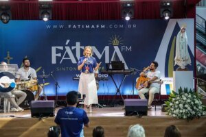 fatima-fm-realiza-primeira-edicao-do-‘mergulho-na-misericordia’-fora-dos-estudios-e-emociona-fieis