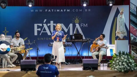 fatima-fm-realiza-primeira-edicao-do-‘mergulho-na-misericordia’-fora-dos-estudios-e-emociona-fieis