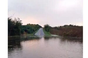 chuva-de-137-mm-interdita-rodovia-e-deixa-moradores-ilhados-em-taua,-no-ceara