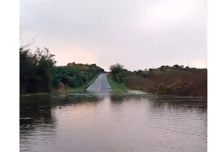 chuva-de-137-mm-interdita-rodovia-e-deixa-moradores-ilhados-em-taua,-no-ceara