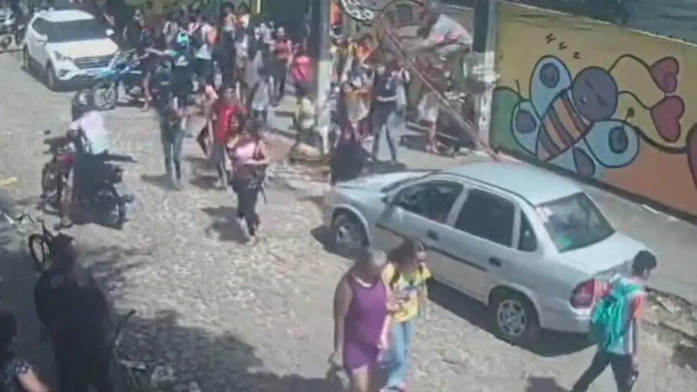 escada-despenca-sobre-fios,-derruba-poste-e-quase-atinge-alunos-em-fortaleza