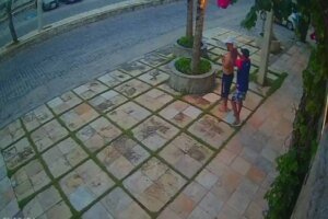 turista-tem-cordao-roubado-em-questao-de-segundos-na-frente-de-hotel-em-fortaleza