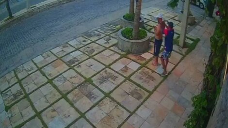 turista-tem-cordao-roubado-em-questao-de-segundos-na-frente-de-hotel-em-fortaleza