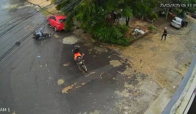 bandido-cai-da-moto-durante-fuga-apos-latrocinio-na-comunidade-do-luxou,-em-fortaleza
