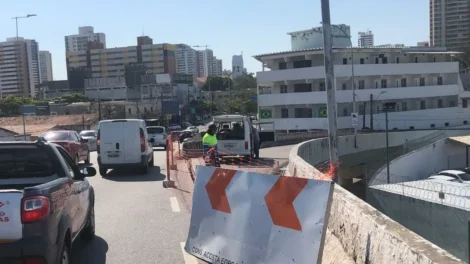 cinco-linhas-de-onibus-sofrem-desvios-com-obra-emergencial-na-alca-do-viaduto-da-av.-13-de-maio