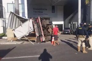 motociclista-escapa-por-pouco-de-ser-esmagado-por-caminhao-que-tombou-na-br-116