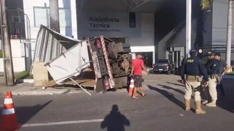 motociclista-escapa-por-pouco-de-ser-esmagado-por-caminhao-que-tombou-na-br-116