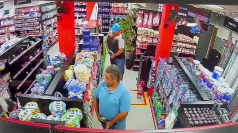 homens-escondem-rolos-de-fio-dentro-das-calcas-durante-furto-a-loja-em-fortaleza