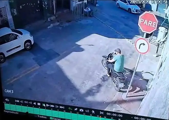 homem-tem-motocicleta-furtada-enquanto-trabalhava-no-barrio-farias-brito