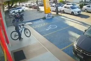 entregador-tem-bicicleta-furtada-na-frente-de-farmacia-no-bairro-serrinha,-em-fortaleza