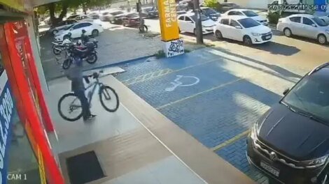 entregador-tem-bicicleta-furtada-na-frente-de-farmacia-no-bairro-serrinha,-em-fortaleza