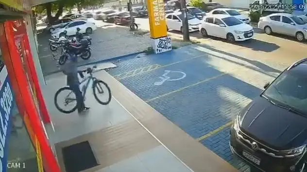 entregador-tem-bicicleta-furtada-na-frente-de-farmacia-no-bairro-serrinha,-em-fortaleza