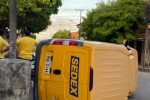 carro-dos-correios-que-fazia-servico-de-entrega-sedex-tomba-apos-colisao-em-fortaleza