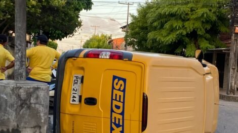 carro-dos-correios-que-fazia-servico-de-entrega-sedex-tomba-apos-colisao-em-fortaleza