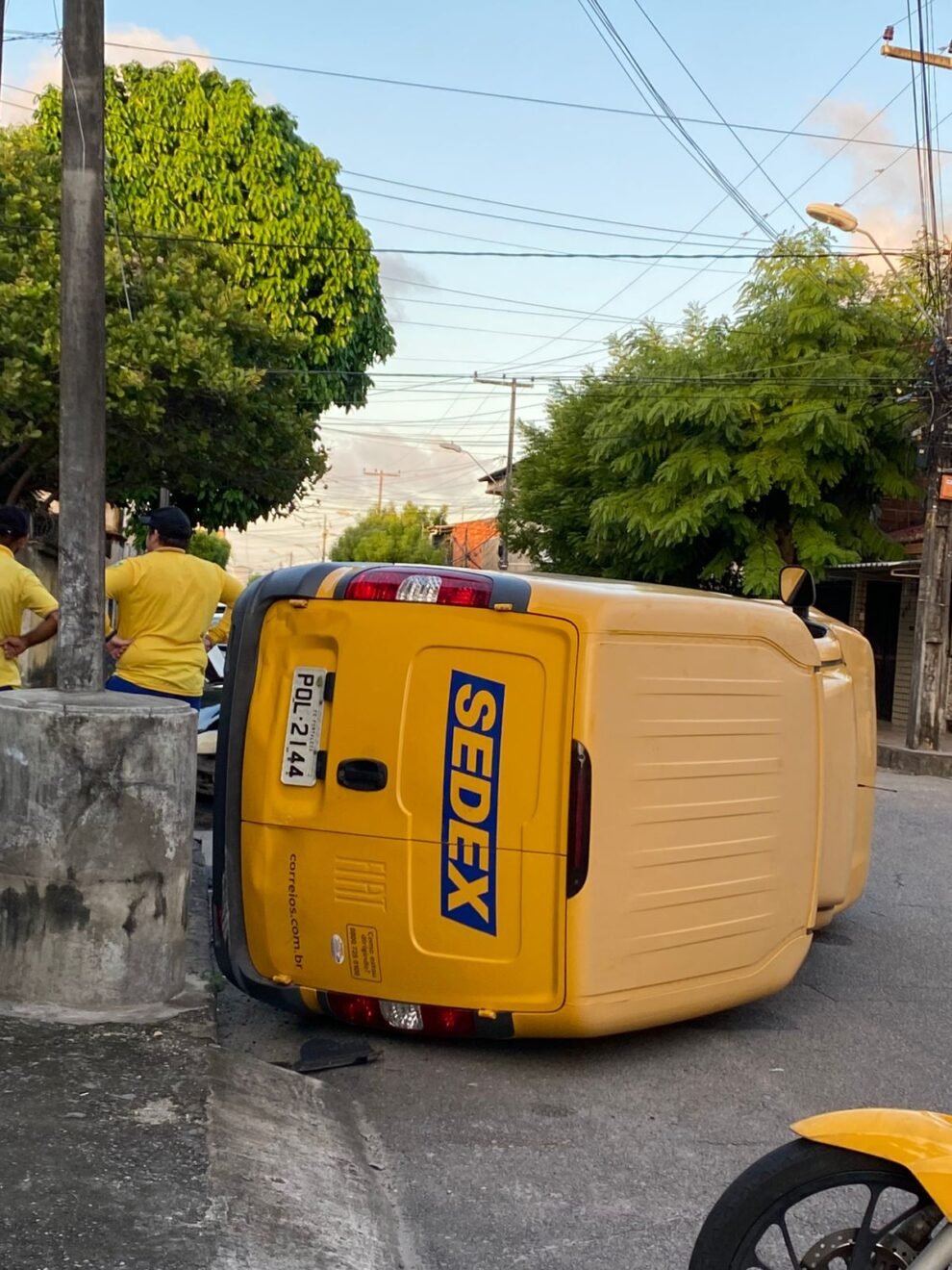 carro-dos-correios-que-fazia-servico-de-entrega-sedex-tomba-apos-colisao-em-fortaleza