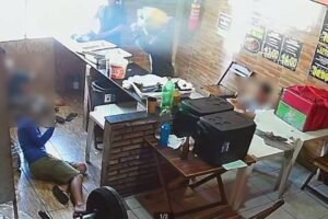 criminosos-invadem-galeteria-e-assaltam-clientes-e-funcionarios-no-canindezinho