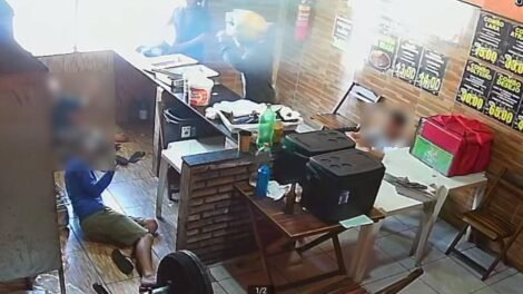 criminosos-invadem-galeteria-e-assaltam-clientes-e-funcionarios-no-canindezinho