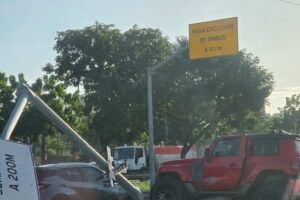 carro-bate-em-placa-de-sinalizacao-e-fica-preso-no-meio-da-br-116,-em-fortaleza