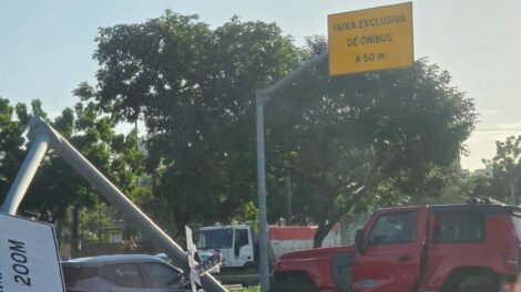 carro-bate-em-placa-de-sinalizacao-e-fica-preso-no-meio-da-br-116,-em-fortaleza
