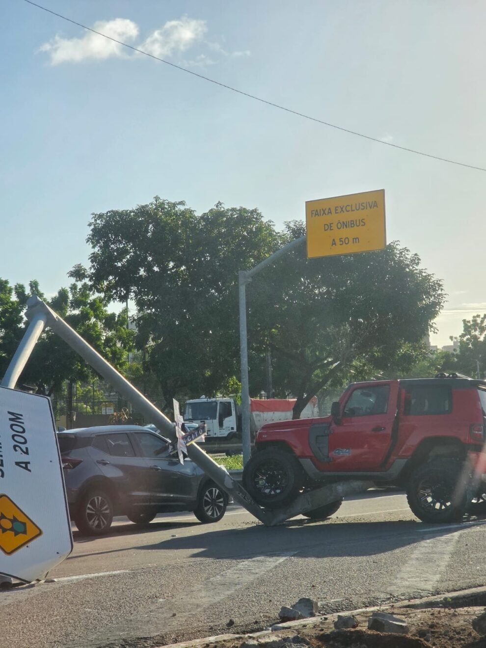 carro-bate-em-placa-de-sinalizacao-e-fica-preso-no-meio-da-br-116,-em-fortaleza
