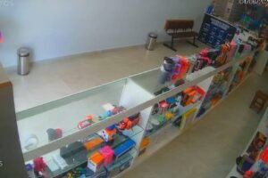 loja-de-eletronicos-e-alvo-de-assaltantes-disfarcados-de-clientes em-fortaleza