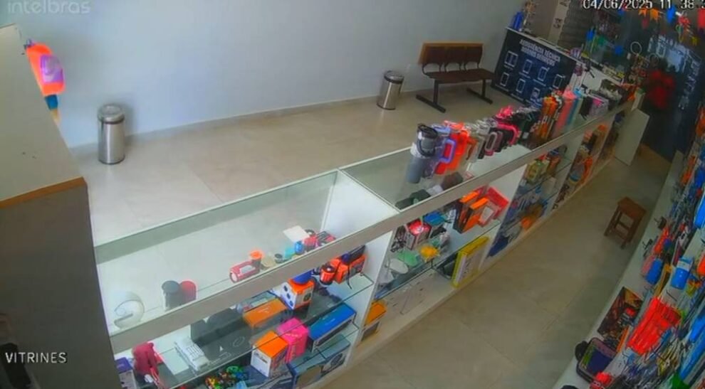 loja-de-eletronicos-e-alvo-de-assaltantes-disfarcados-de-clientes em-fortaleza