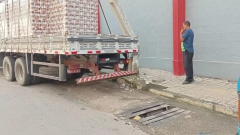 caminhao-derruba-poste-e-deixa-moradores-sem-luz-por-24-horas-no-planalto-ayrton-senna