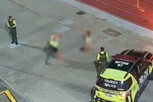 casal-e-preso-e-motocicleta-roubada-e-recuperada-no-bairro-meireles,-em-fortaleza